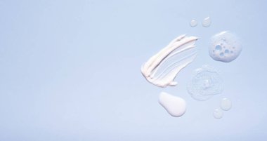 Renkli arkaplanlı serum ve nemlendirici makyaj kremi. Üst görünüm