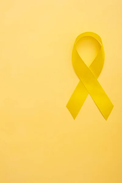 Childhood Cancer Awareness Ribbon Yellow Background Copy Space Vertical Format — Fotografia de Stock