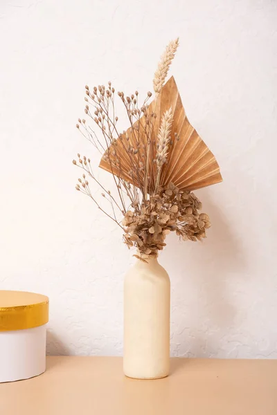 Bukiet Beżowych Kwiatów Papierowych Palm Białym Tle Ściany — Zdjęcie stockowe