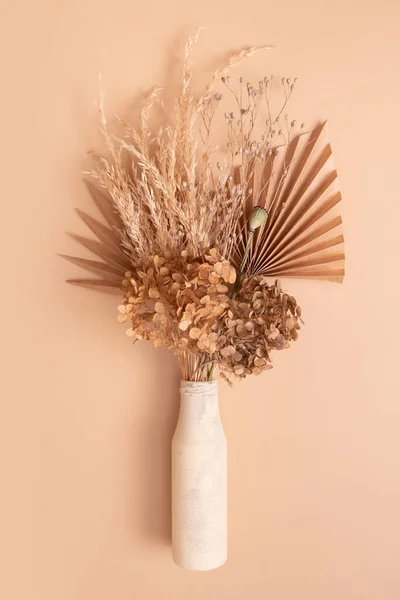 Bouquet Beige Dried Flowers Grass Leaves Glass Vase Beige Background — Zdjęcie stockowe