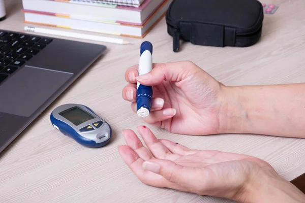Female Hands Glucometer Desk Lifestyle Person Diabetes Measuring Level Glucose — Stock Fotó