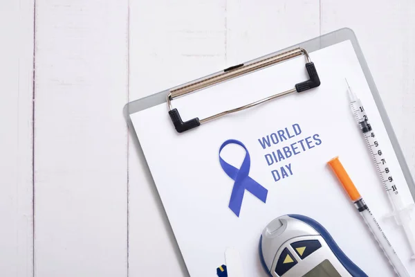 Text World Diabetes Day Blue Ribbon Tablet Glucometer Syringes Wooden — Fotografia de Stock