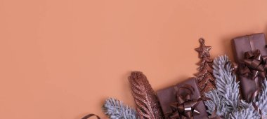 Noel afişi, yeni yıl süslemeleri ve fotokopi alanı manzaralı kar çam ağaçları. Renkli arkaplanda düz uzanır.