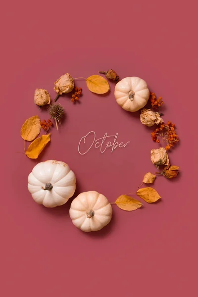 Οκτώβριος Κείμενο Και Φθινόπωρο Επίπεδη Θέσει Στεφάνι Κολοκύθας Φύλλα Και — Φωτογραφία Αρχείου