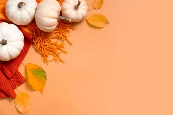 Outono Plana Composição Leigos Com Abóboras Folhas Caídas Suéter Com — Fotografia de Stock