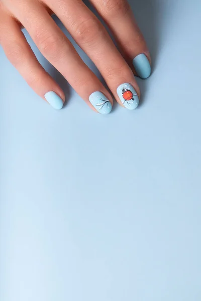 Mãos Femininas Com Manicure Neve Inverno Com Adesivos Sob Topo — Fotografia de Stock