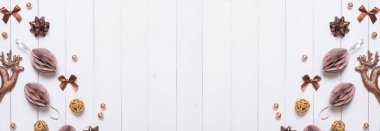 Kağıttan Noel topları ve tahta arka planda geyik bezi olan en az yaratıcı Noel kompozisyonu..