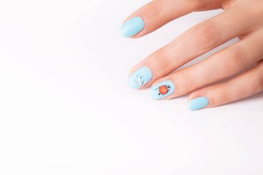 Kar manikürlü kadın elleri, beyaz arka plandaki mat üstünün altında çıkartmalar var..