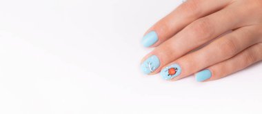 Kar manikürlü kadın elleri, beyaz arka plandaki mat üstünün altında çıkartmalar var..