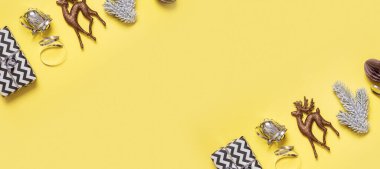 Renkli arka planda duran hediyeler ve dekorasyonlarla birlikte en az yaratıcı Noel kompozisyonu. Noel sancağı.