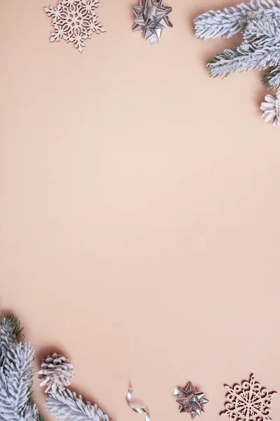 Kerst Platte Lay Compositie Van Sneeuwvlokken Kegels Dennen Gekleurde Achtergrond — Stockfoto