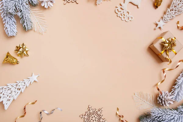 Natale Piatto Laici Composizione Con Regali Coni Pino Sfondo Colorato — Foto Stock
