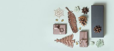 Yılbaşı afişi, hediyeler ve Noel dekoru manzaralı. Yaratıcı modern düzen. Yüksek kalite fotoğraf