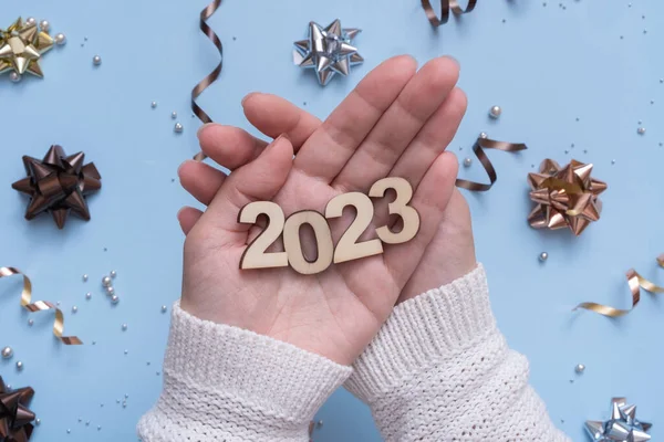 Αριθμοί Του Νέου Έτους 2023 Γυναικεία Χέρια Φωτεινό Εορταστικό Φόντο — Φωτογραφία Αρχείου