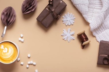 Noel kucaklaşması, kahve fincanı, hediyeler, kağıt toplar, ekoseli üst manzara. Kış tatili kompozisyonu düzdü..