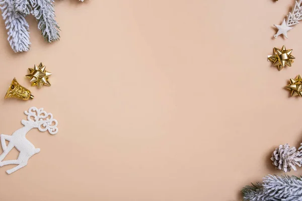 Natale Composizione Laica Piatta Con Archi Coni Pino Sfondo Colorato — Foto Stock