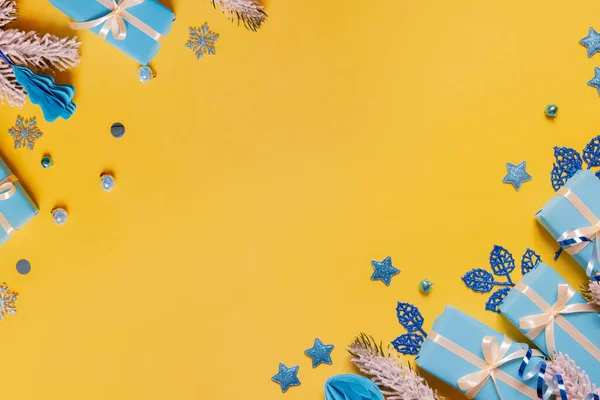 Різдвяна Плоска Композиція Подарунків Паперових Кульок Верхнього Виду Українські Жовті — стокове фото