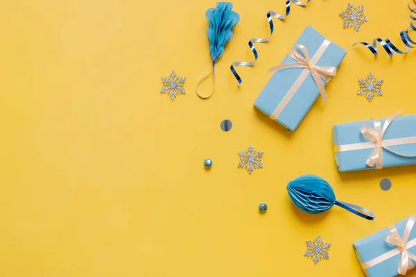 クリスマスフラットプレゼント 紙のボールとティンセルのトップビューから組成物を置く ウクライナの黄色の青の色 スペースのコピー ロイヤリティフリーのストック写真