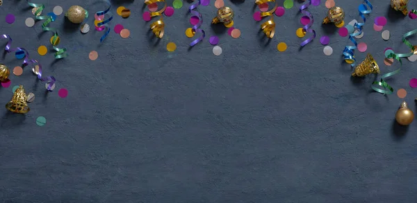 Баннер Красочной Мишурой Рождественскими Украшениями Темном Цементном Фоне Копировальным Пространством — стоковое фото