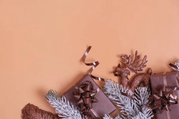 Рождественские Новогодние Украшения Снежными Соснами Копировальным Пространством Цветном Фоне — стоковое фото