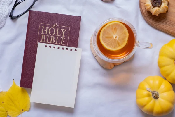 Sacra Bibbia Foglio Bianco Carta Con Autunno Accogliente Arredamento Vista — Foto Stock