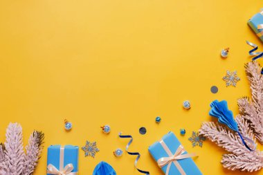 Yılbaşı tebrik kartı düz hediye kutularıyla ve renkli arkaplanda fotokopi alanı üst görünümü ile süslenir..