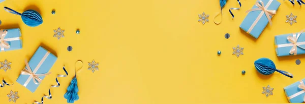Banner Con Composición Plana Navidad Laico Regalos Bolas Papel Oropel — Foto de Stock