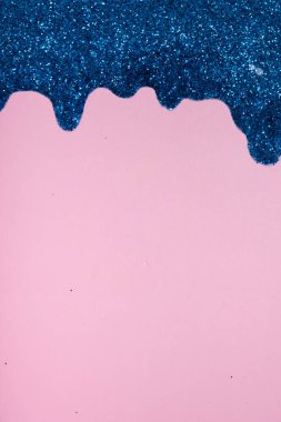 Renkli arka planda sim jölesinden yapılmış parlak kenar. Kopyalama alanı olan Noel arkaplanı.