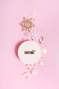 Pembe arka planda Noel süsleri olan mutlu noel tebrik kartları. Dikey biçim.
