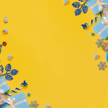 Düz hediye kutulu Noel tebrik kartı ve renkli arka planda fotokopi alanı manzaralı fiyonklar. Ukrayna 'nın moda renkleri