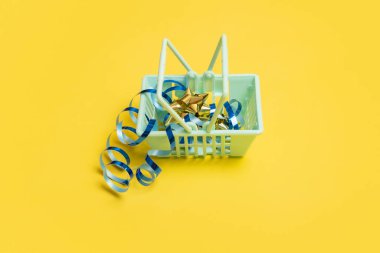 Siyah Cuma indirimi ya da renk arkaplanda renkli süslemelerle dolu alışveriş sepeti ile tatil indirimi konsepti.