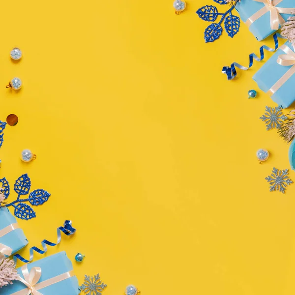Різдвяна Листівка Плоскими Скриньками Подарунками Луками Видом Зверху Кольорове Тло — стокове фото