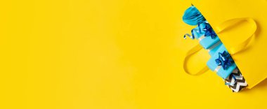 Alışveriş poşetinde hediye kutuları olan pankart. Tatil alışverişi konsepti düz konum, üst manzara. Boşluğu kopyala.