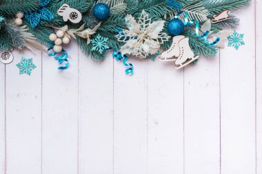 Çam ağacından, böğürtlenlerden ve şenlikli dekorasyonlardan yapılmış Noel arkaplanı. Noel yatağı.