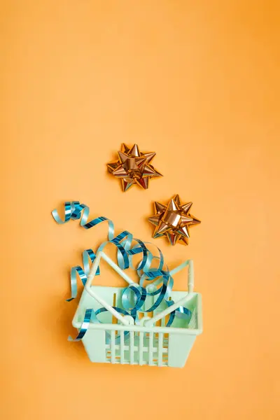 Концепция Рождественской Распродажи Корзиной Красочной Мишурой Цветном Фоне — стоковое фото