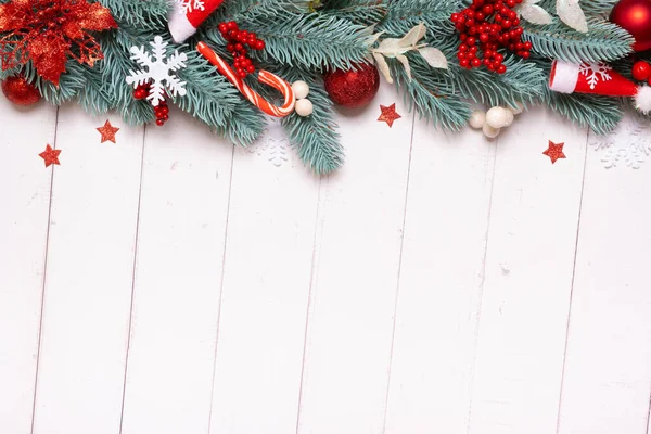 크리스마스 구성은 소나무 장식들로 이뤄져 크리스마스 — 스톡 사진