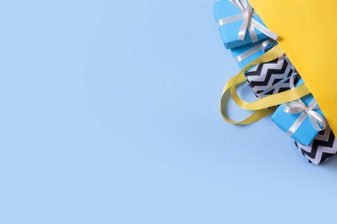 Tatil konsepti için bir sürü hediye. Renkli bir arkaplanda hediye paketinde fiyonklu tatil kutuları.