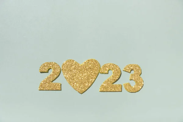 Glanzend Goud Nummers 2023 Een Pastelgroene Achtergrond Met Een Hart — Stockfoto