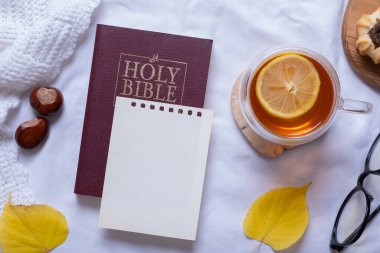 Kutsal İncil ve sonbahar sıcacık dekor manzaralı boş kağıtlar. Sonbahar düzlüğü.