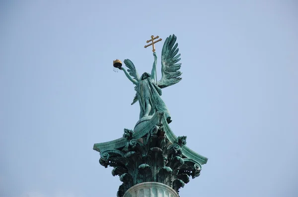 헝가리. 부다페스트입니다. 영웅 광장에 천사 — 스톡 사진