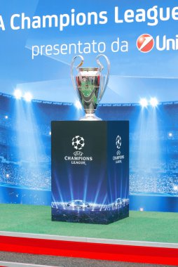 UEFA Şampiyonlar Ligi kupasını podyum