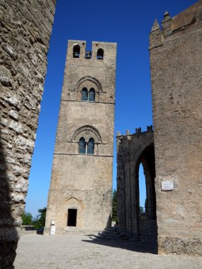Erice chiesa şüpheliler bakış