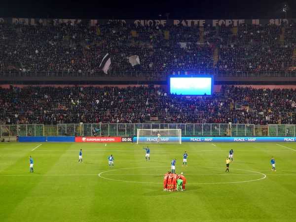 İki takım, İtalya ile Kuzey Makedonya arasında 24 Mart 2022 tarihinde İtalya 'nın Palermo kentinde oynanan 2022 FIFA Dünya Kupası eleme turu eleme maçında orta dairede yer aldı..