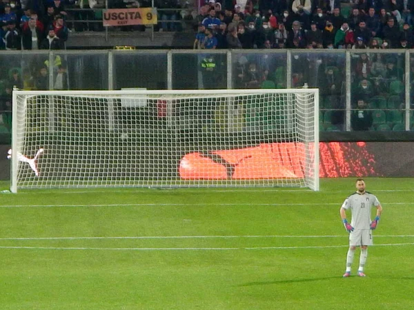 İtalya kalecisi Gianluigi Donnarumma, İtalya ile Kuzey Makedonya arasında 24 Mart 2022 'de İtalya' nın Palermo kentinde oynanan 2022 FIFA Dünya Kupası eleme maçında takım arkadaşlarını endişeli bir şekilde izliyor..