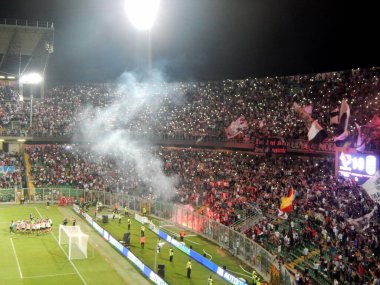 PALERMO, ITALY - 29 Mayıs 2022 - Palermo FC, Feralpisal 'a karşı - Lega Pro Serie C 2021-2022 Playoff Yarı Finali, Palermo FC taraftarları, Lega Pro Serie C 2021-2022 yarı final maçından sonra oyuncuları kutladı.