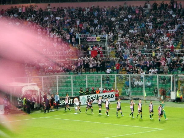 PALERMO, ITALY - 29 Mayıs 2022 - Palermo FC, Feralpisal 'a karşı - Lega Pro Serie C 2021-2022 Playoff Yarı Finali, Palermo FC taraftarları maçın başlamasından hemen önce Palermo FC sahasına girerken desteklerini gösterdiler..