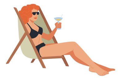 Sahilde dinlenen, güneş gözlüğü takan, mayo tutan ve sandalyeye oturan bir kadın karakter. Tatilde ya da hafta sonları güneşlenen genç bir kız. Düz biçimli vektör