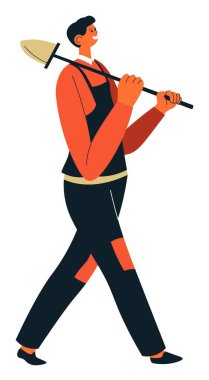 Üniformalı inşaatçı elinde kürekle yürüyor.