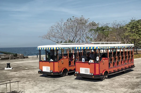 Travia autobusy v corregidor island, Filipíny. — Stock fotografie