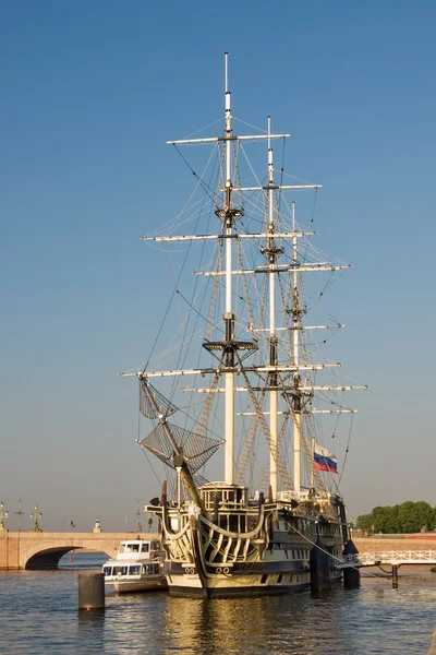 Peter töltésén vitorlás hajó. St. Petersburg, Oroszország — Stock Fotó